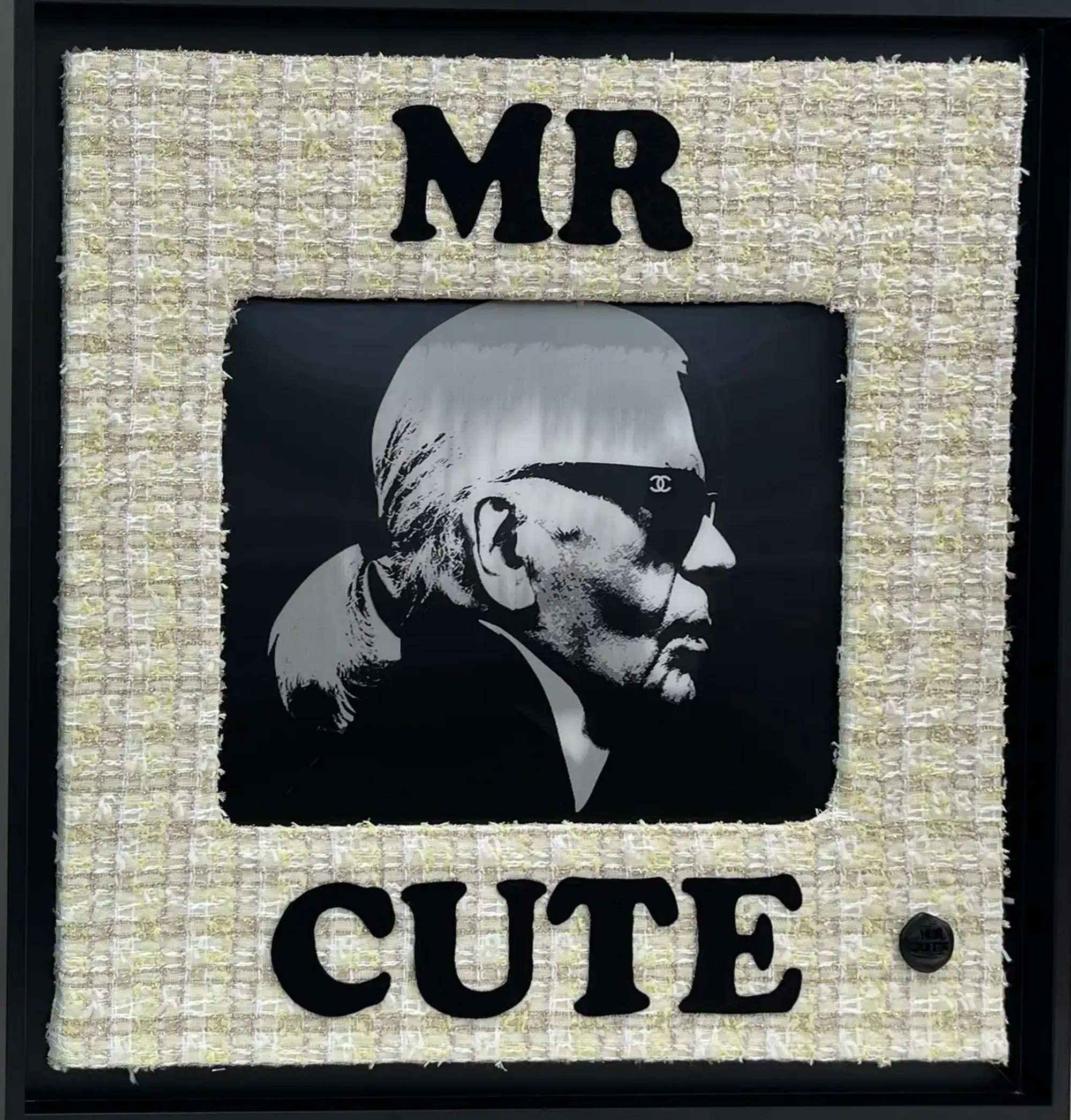 Diapositive lenticulaire, profil Karl Lagerfeld en noir et blanc sur fond tweed crème ivoire, logo Chanel sur lunettes noires