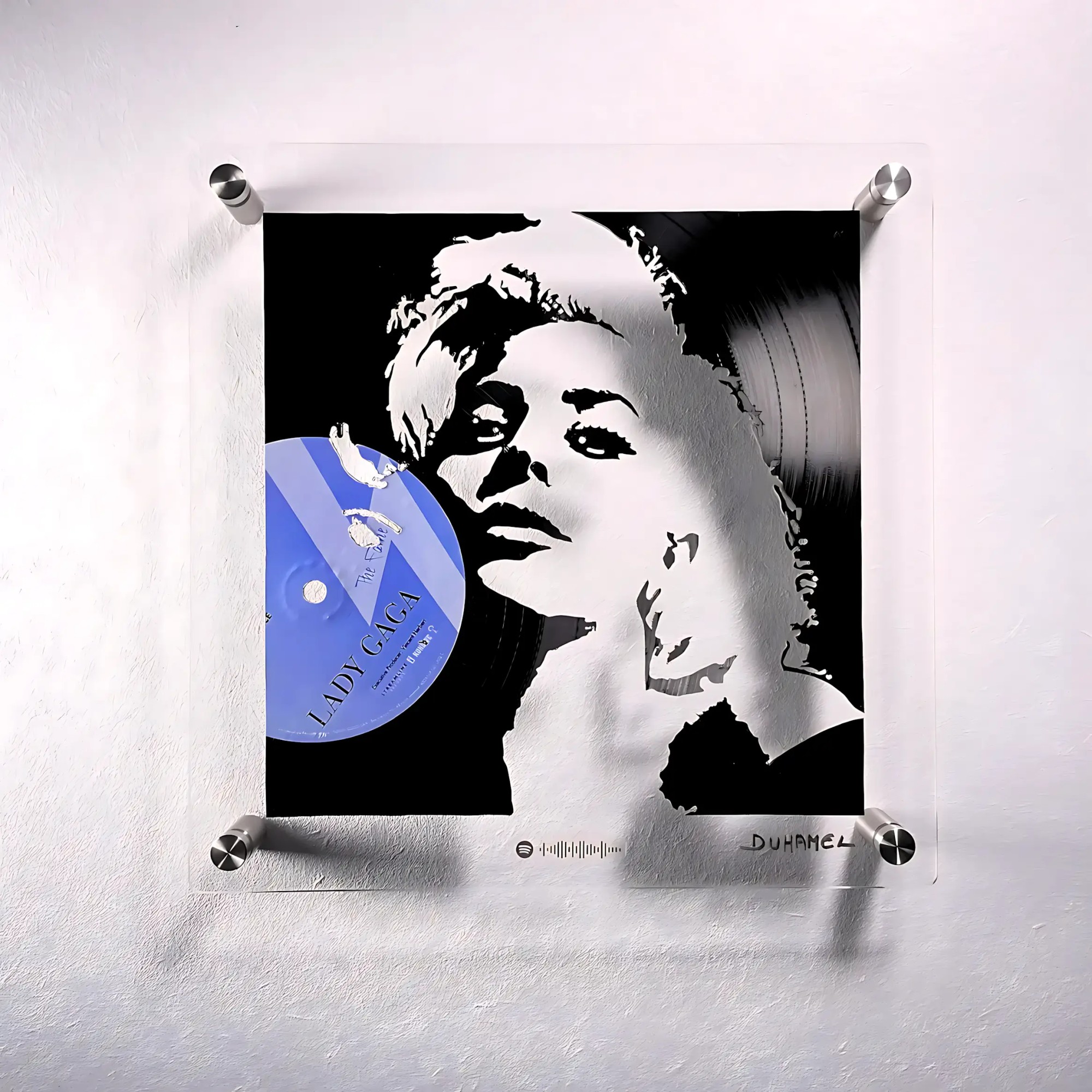 Portrait de Lady Gaga représentant une composition visuelle et sonore complexe réalisée à partir de disques vinyles.