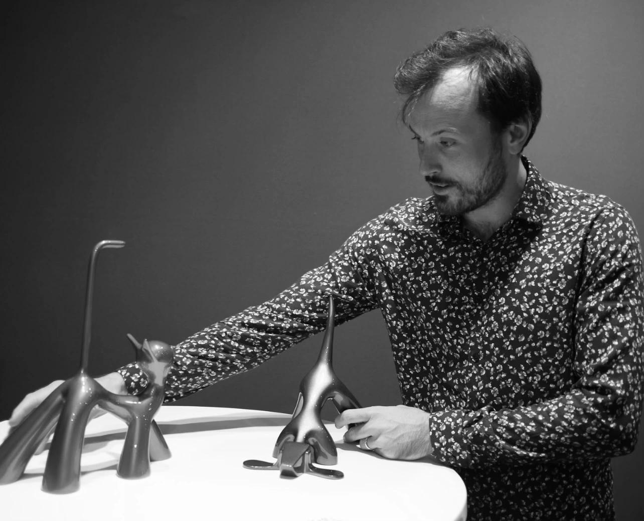 Portrait de Lolek avec deux de ses sculptures.