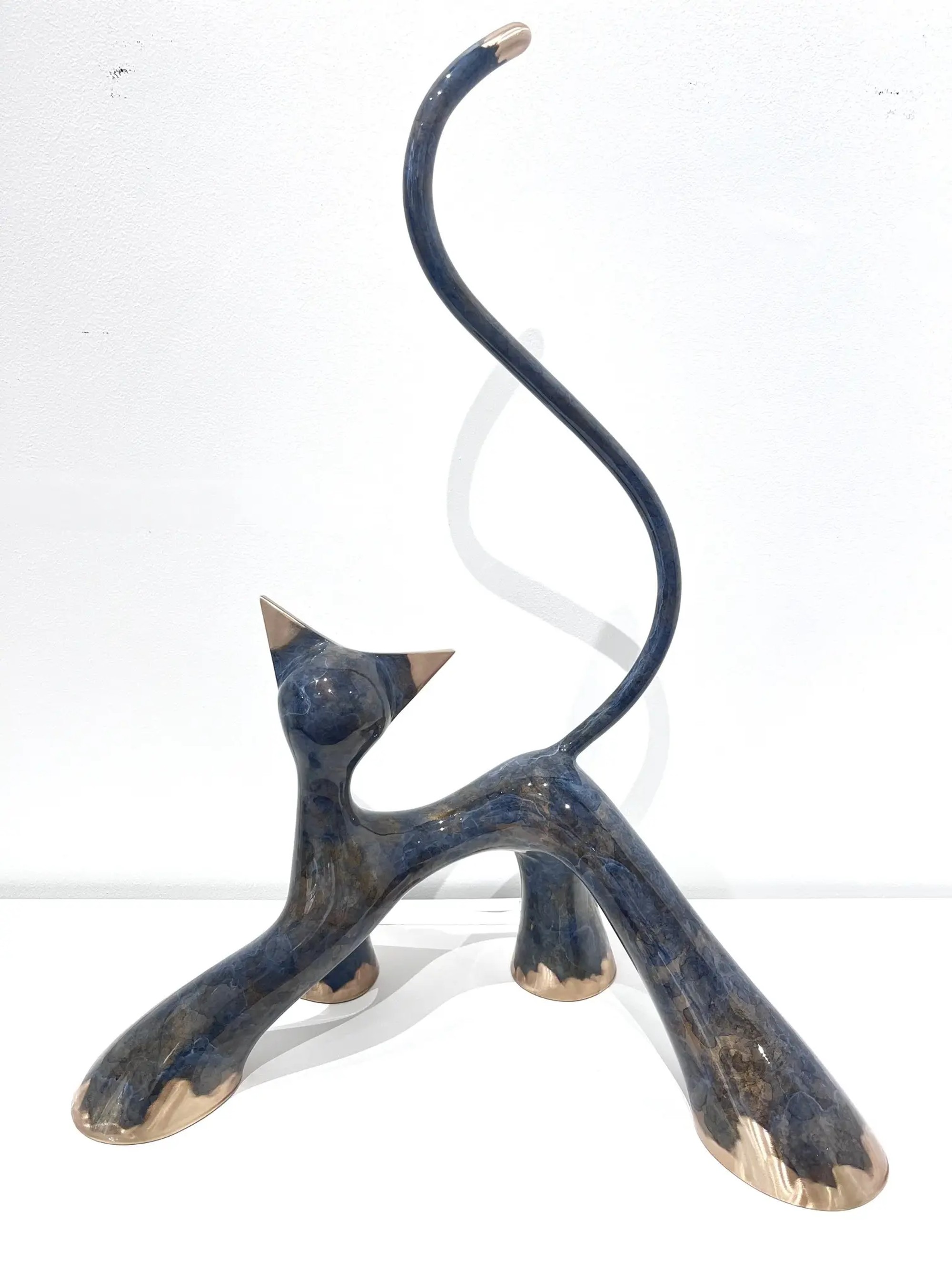 Sculpture marbré gris meulé, grand format, texture minérale, volumes verticaux et finition satinée.