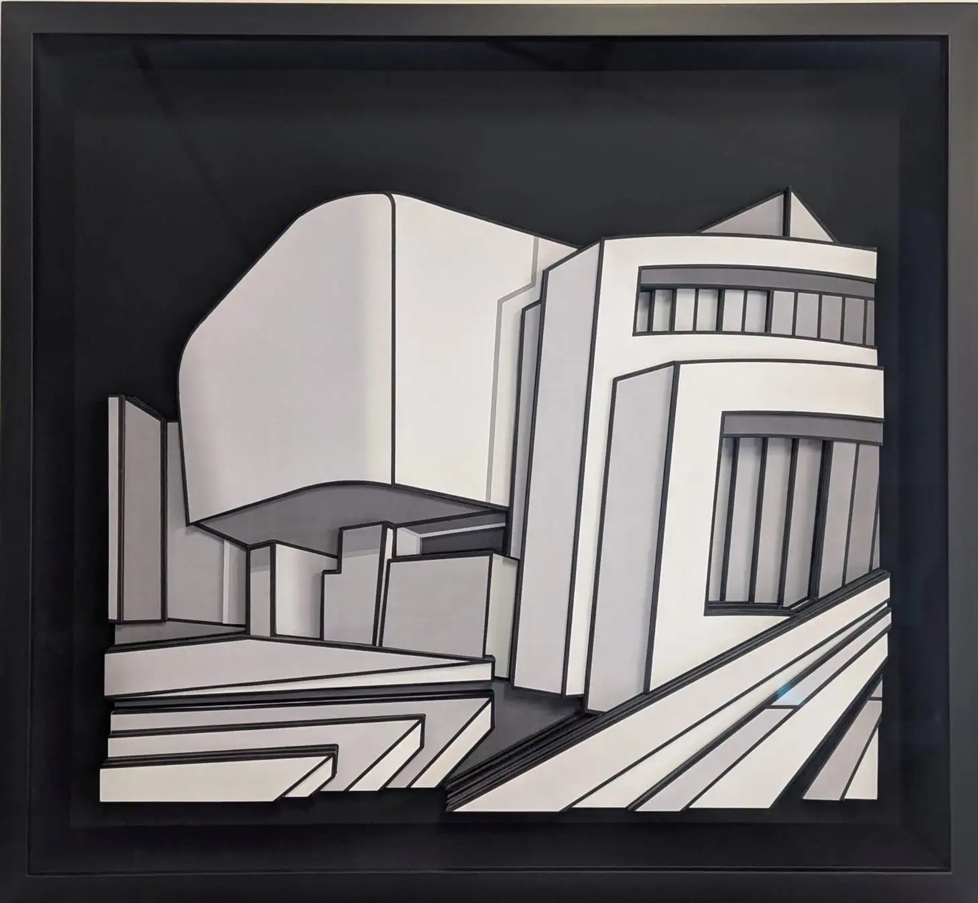 Bas-relief noir et blanc, volume organique courbé face à un édifice géométrique strié, fond sombre contrasté