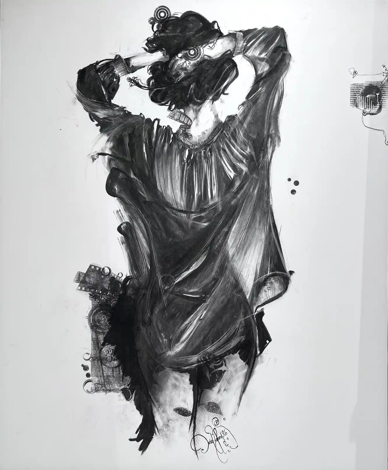 Grand dessin noir et blanc, personnage féminin se tenant de dos debout les mains dans les cheveux