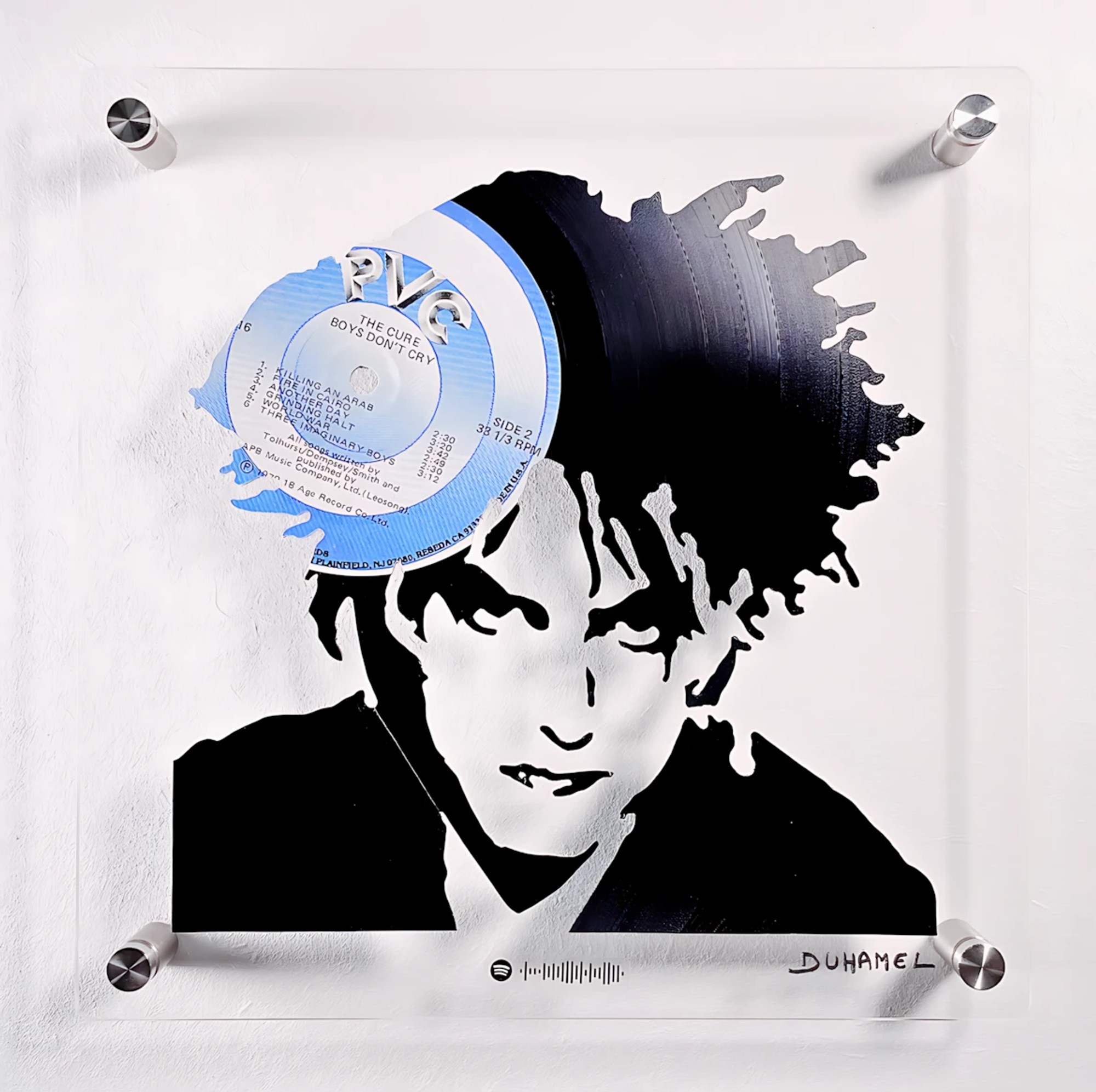 Portrait de The Cure représentant une composition visuelle et sonore complexe réalisée à partir de disques vinyles.