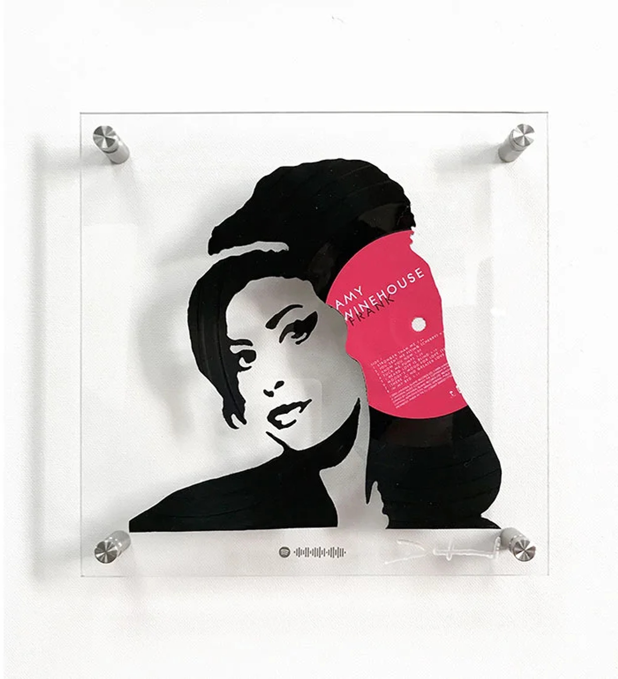 Portrait d'Amy Whinehouse représentant une composition visuelle et sonore complexe réalisée à partir de disques vinyles.