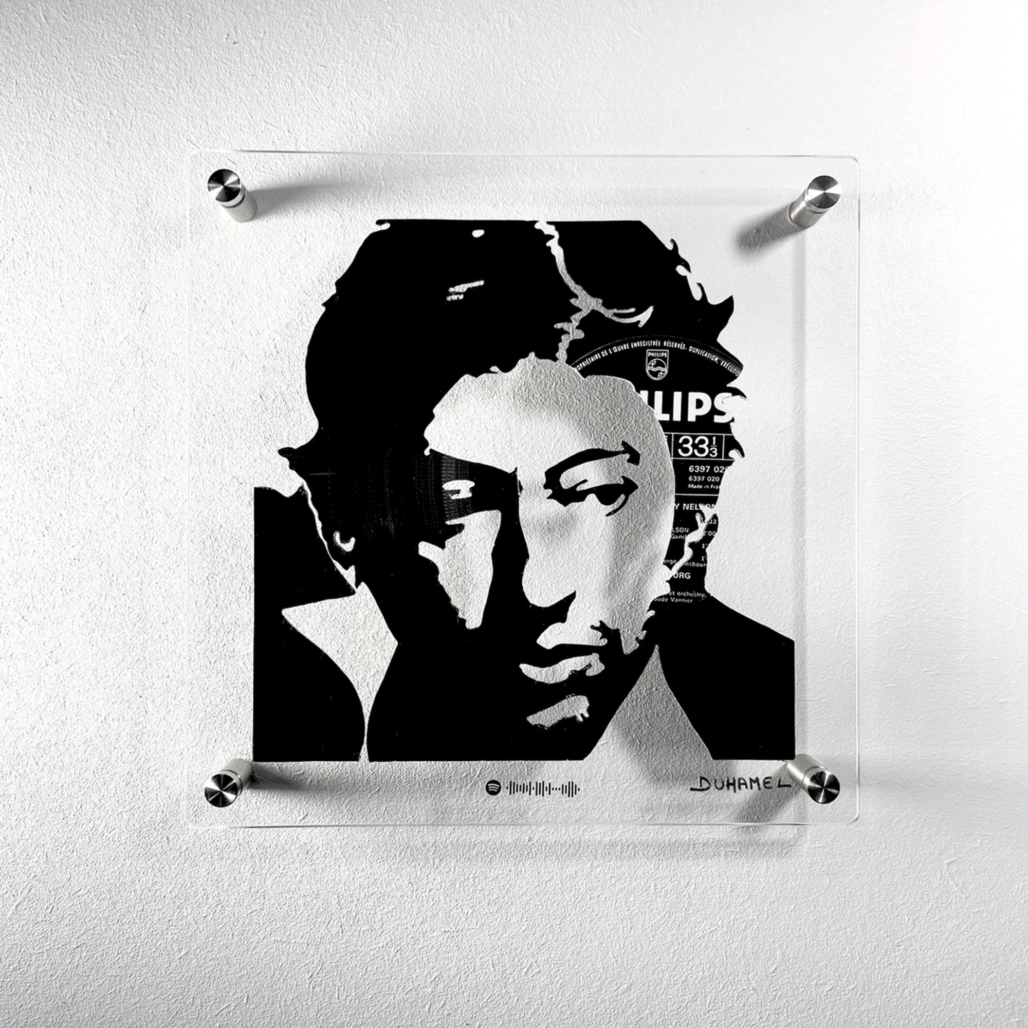 Portrait de Gainsbourg représentant une composition visuelle et sonore complexe réalisée à partir de disques vinyles.