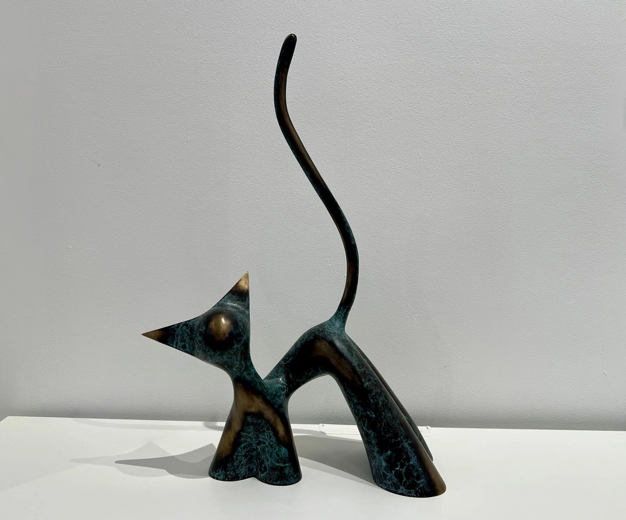 Sculpture animalière contemporaine, représentant un chat en bronze, exposée à la galerie Blix à Lille.