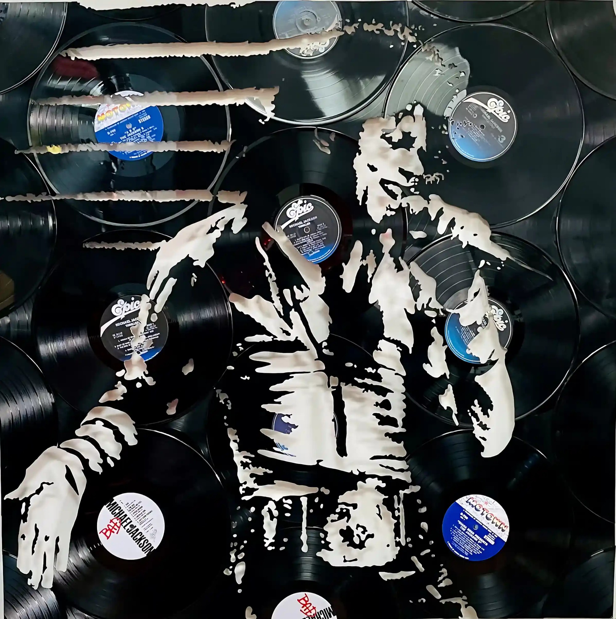 Portrait de Michael Jackson sculpté dans des disques vinyles noirs, assemblage sur verre, hommage musical iconique.