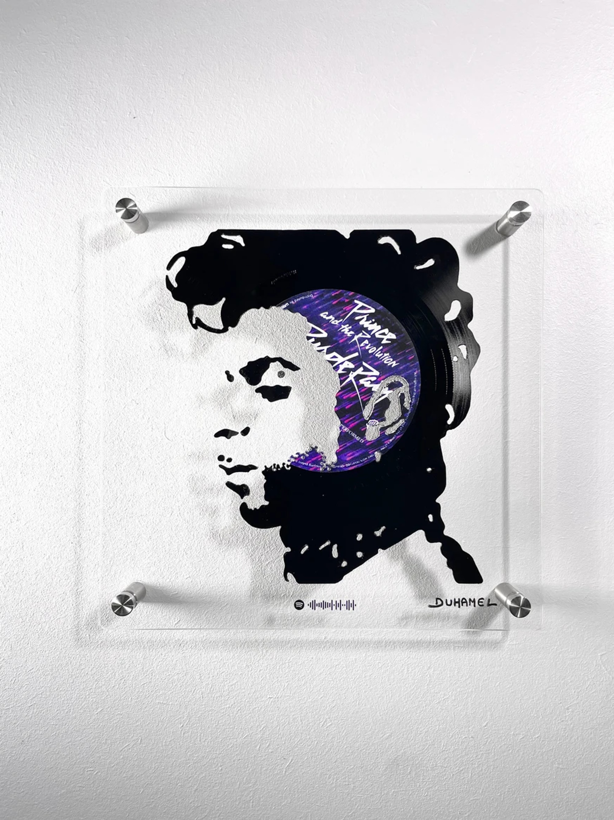 Portrait de Prince représentant une composition visuelle et sonore complexe réalisée à partir de disques vinyles.