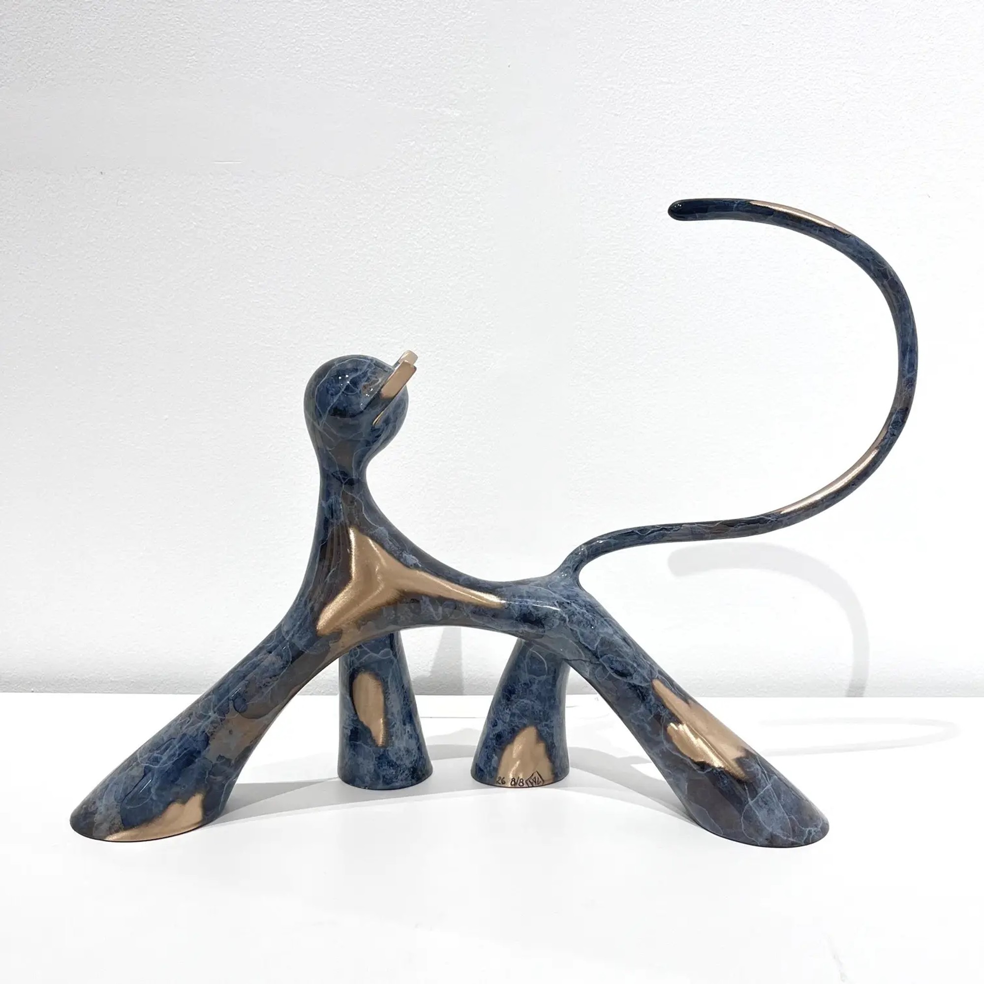 Sculpture Petit Déter-Minet, marbré gris meulé, verticalité affirmée, texture minérale et présence graphique.