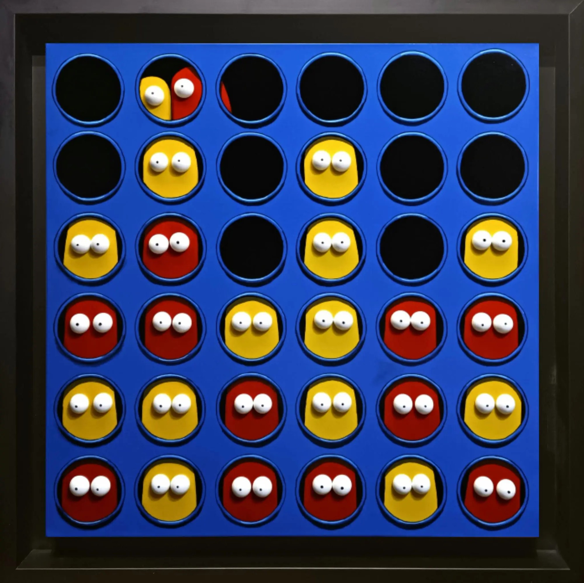 Grille bleue type puissance 4 avec personnages jaunes et rouges aux yeux blancs en relief.