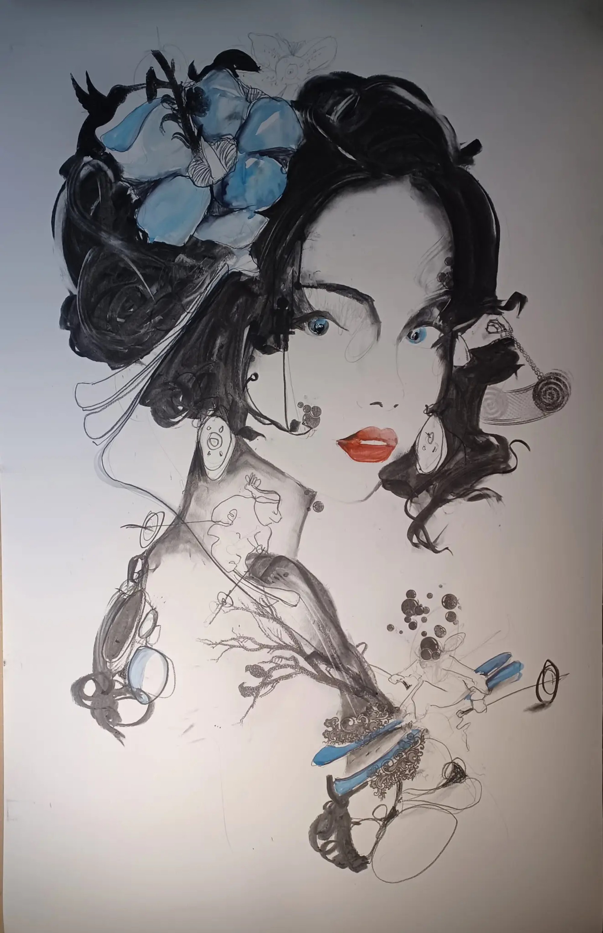 Portrait féminin de profil aux encres noire et bleue, ornements floraux et graphismes japonisants délicats