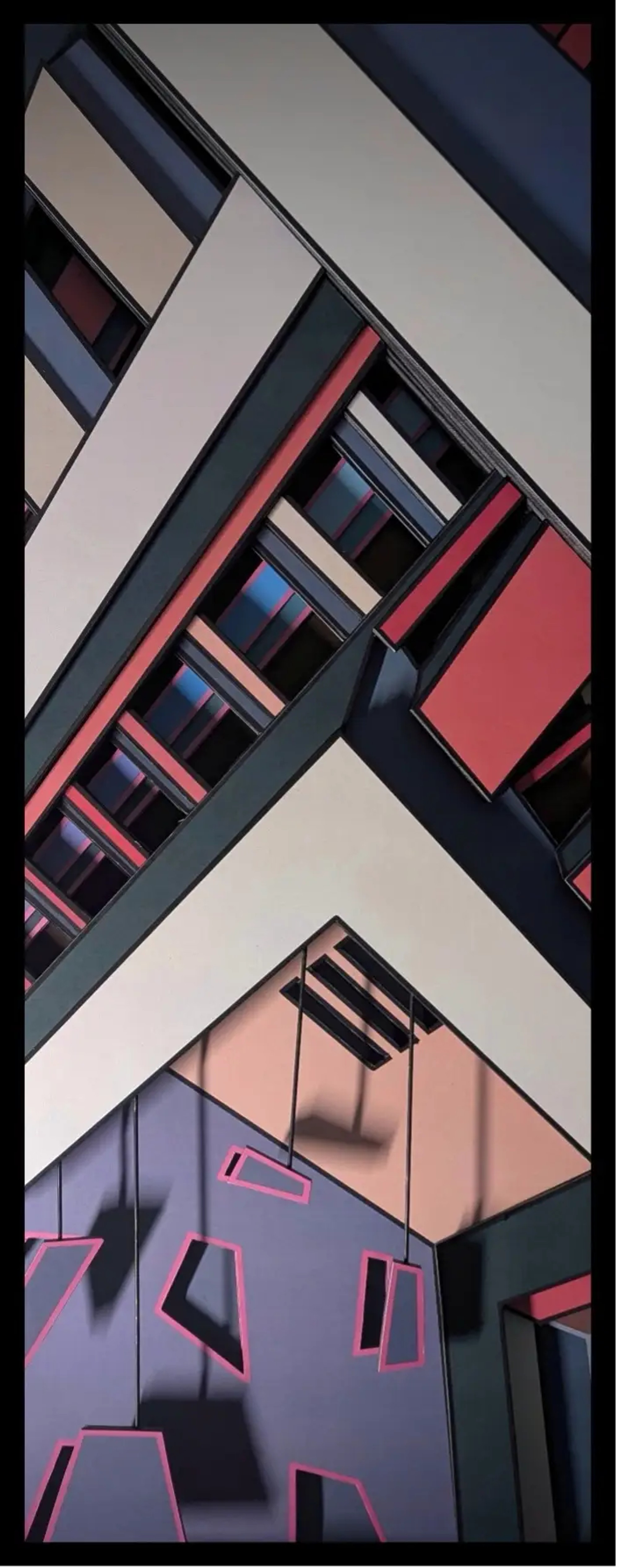 Collage vertical architectural nocturne, façade aux aplats bleu marine et rose vif, formes géométriques découpées