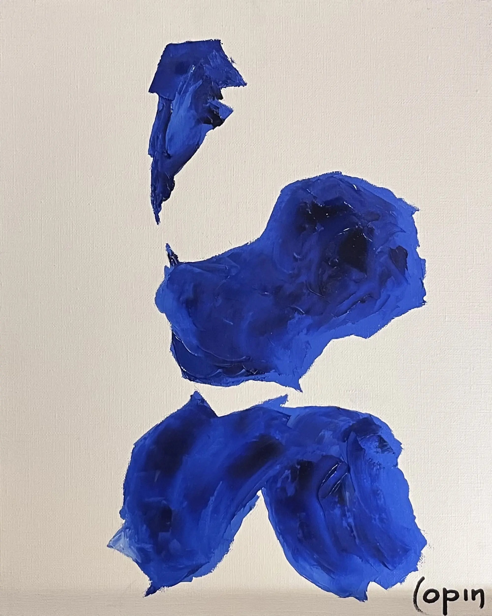 Empâtements bleu outremer sur fond blanc, formant trois gestes abstraits aux reliefs affirmés.