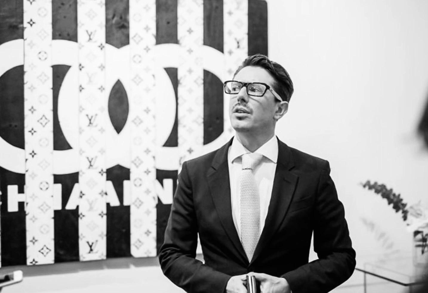 Portrait de Kostar lors d'une inauguration.