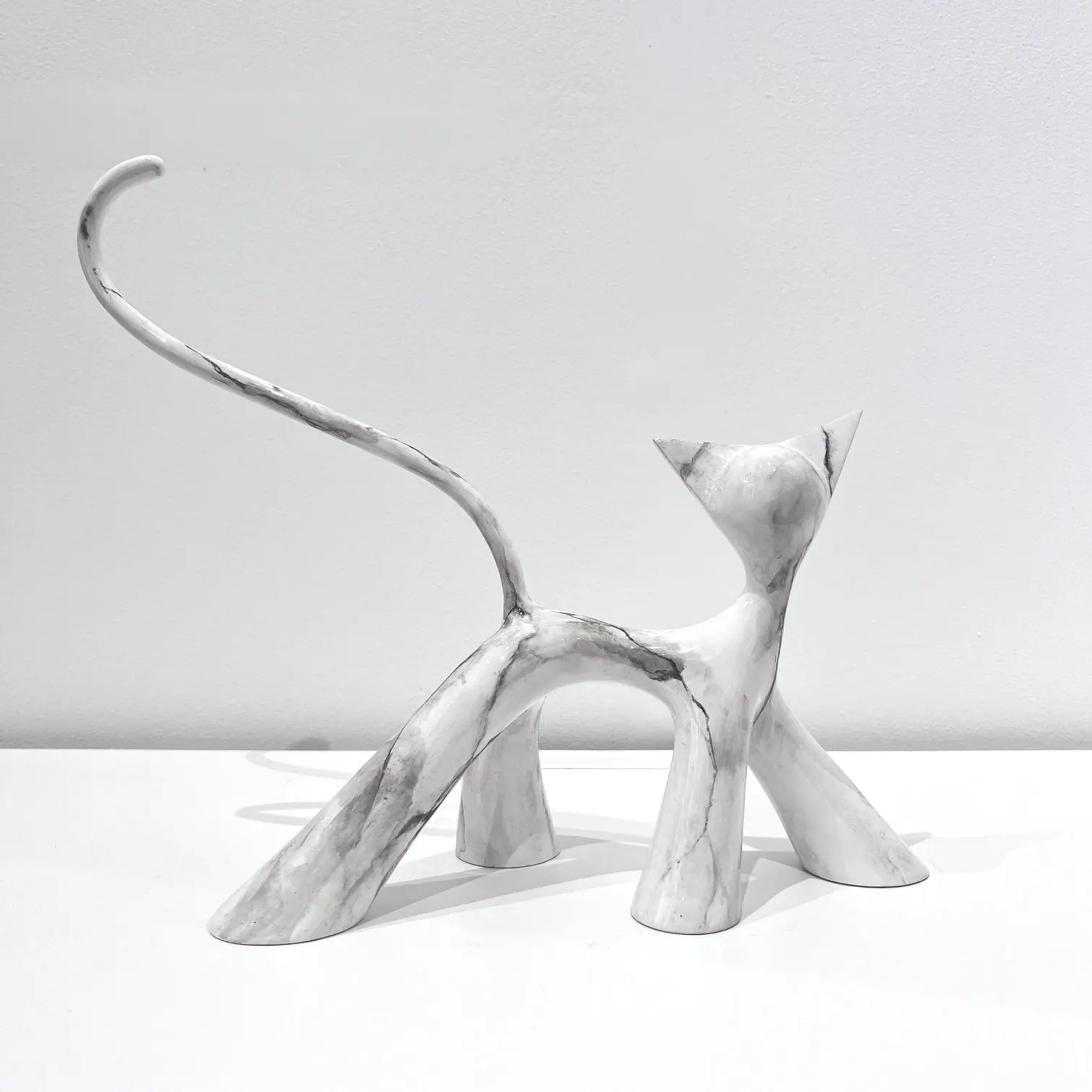 Sculpture marbre blanc, lignes épurées, chat au port altier, volumes polis et surface lisse.