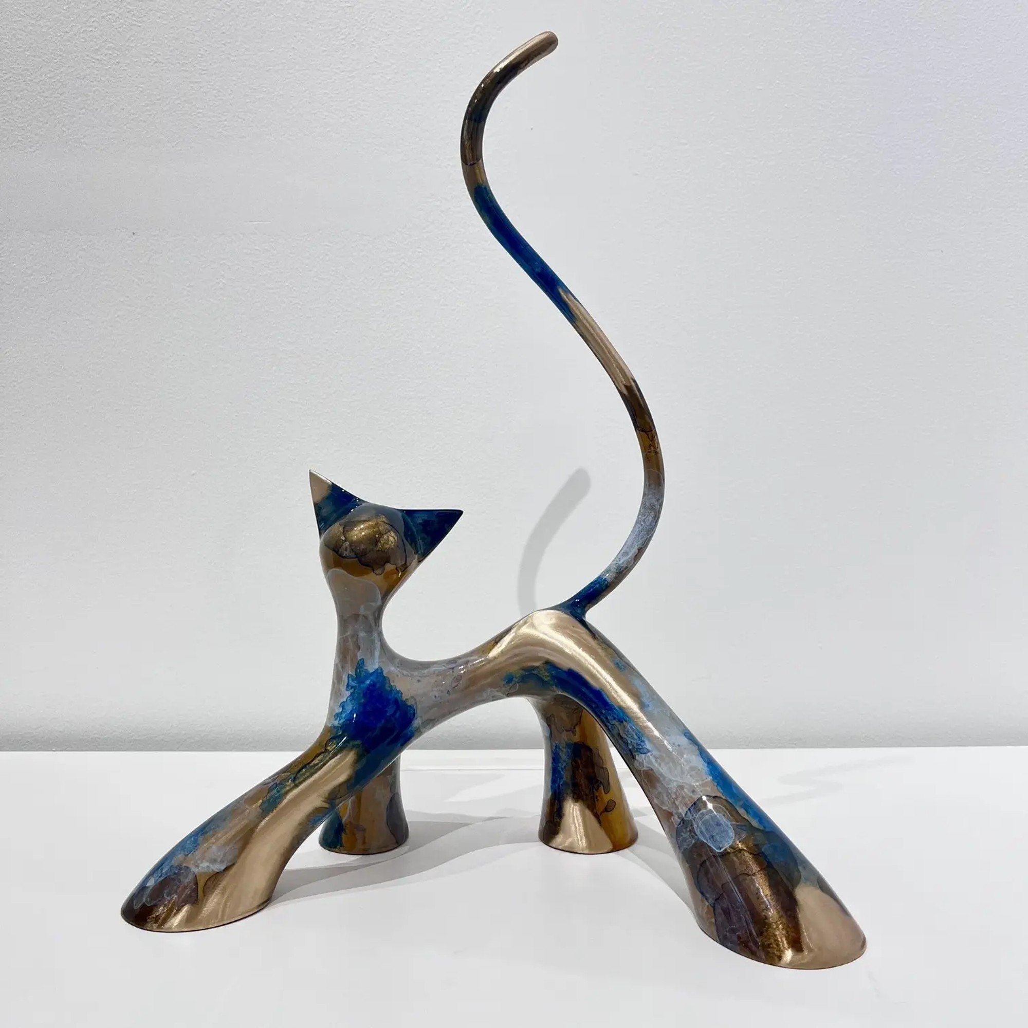 Sculpture Petit Caramel, bleu noir blanc meulé, contrastes marqués, volumes généreux et finition lisse