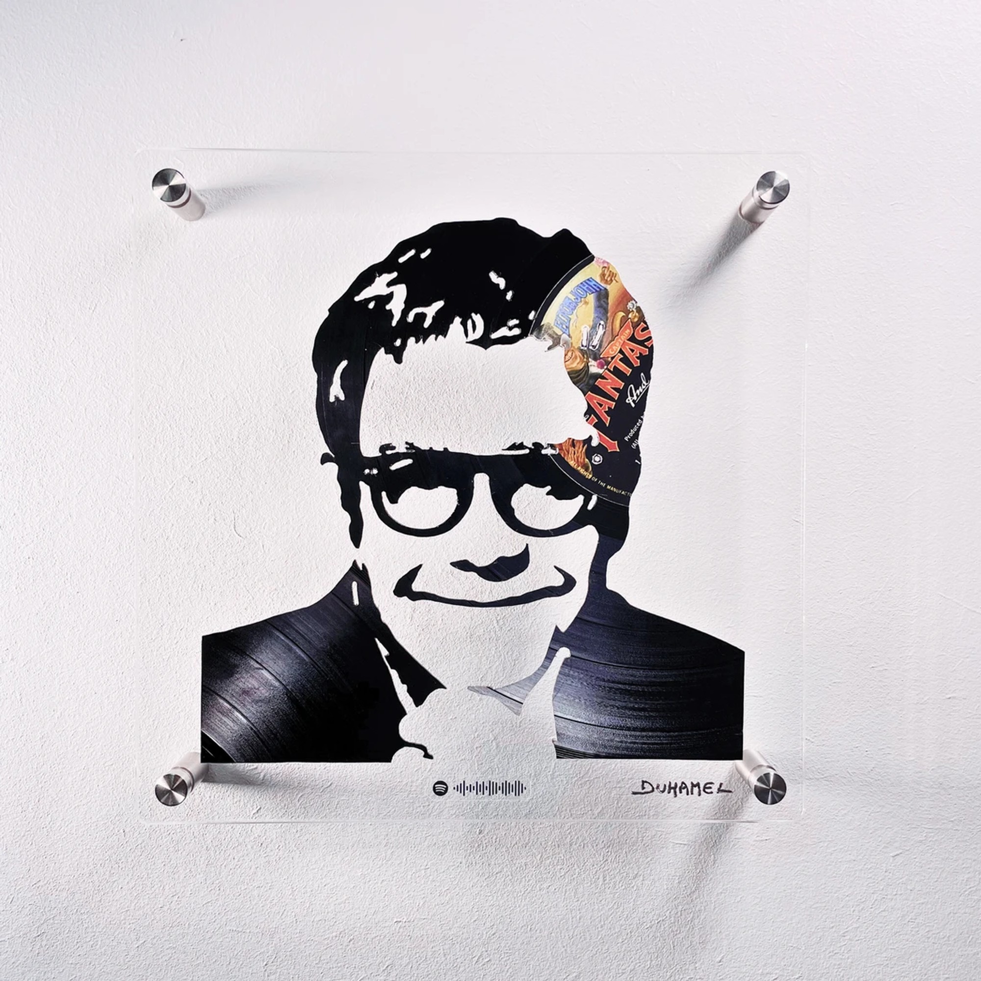 Portrait d'Elton John représentant une composition visuelle et sonore complexe réalisée à partir de disques vinyles.