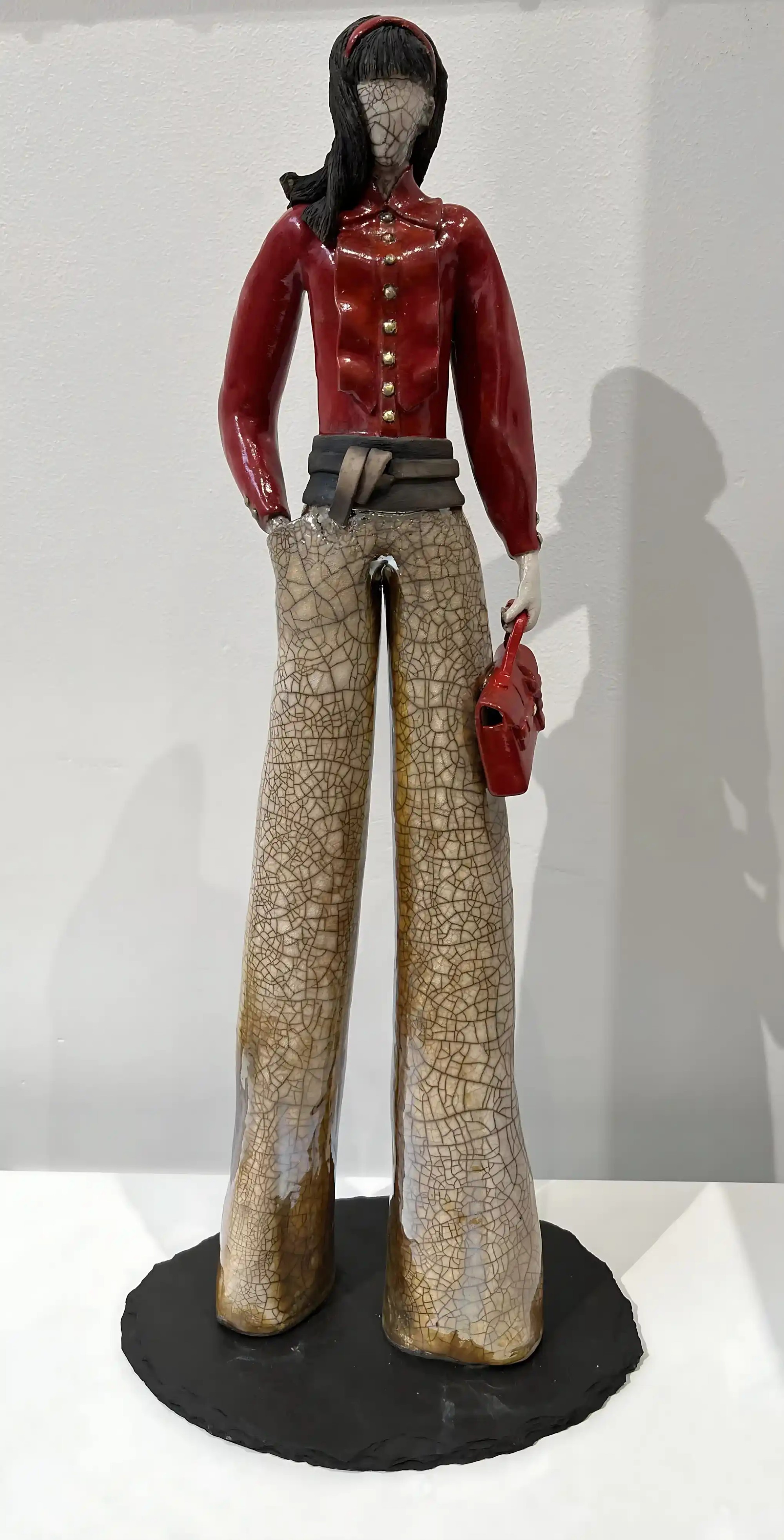 Sculpture céramique Raku par Ciem : silhouette élancée en rouge et beige craquelé, exposée à la Galerie Blix à Lille
