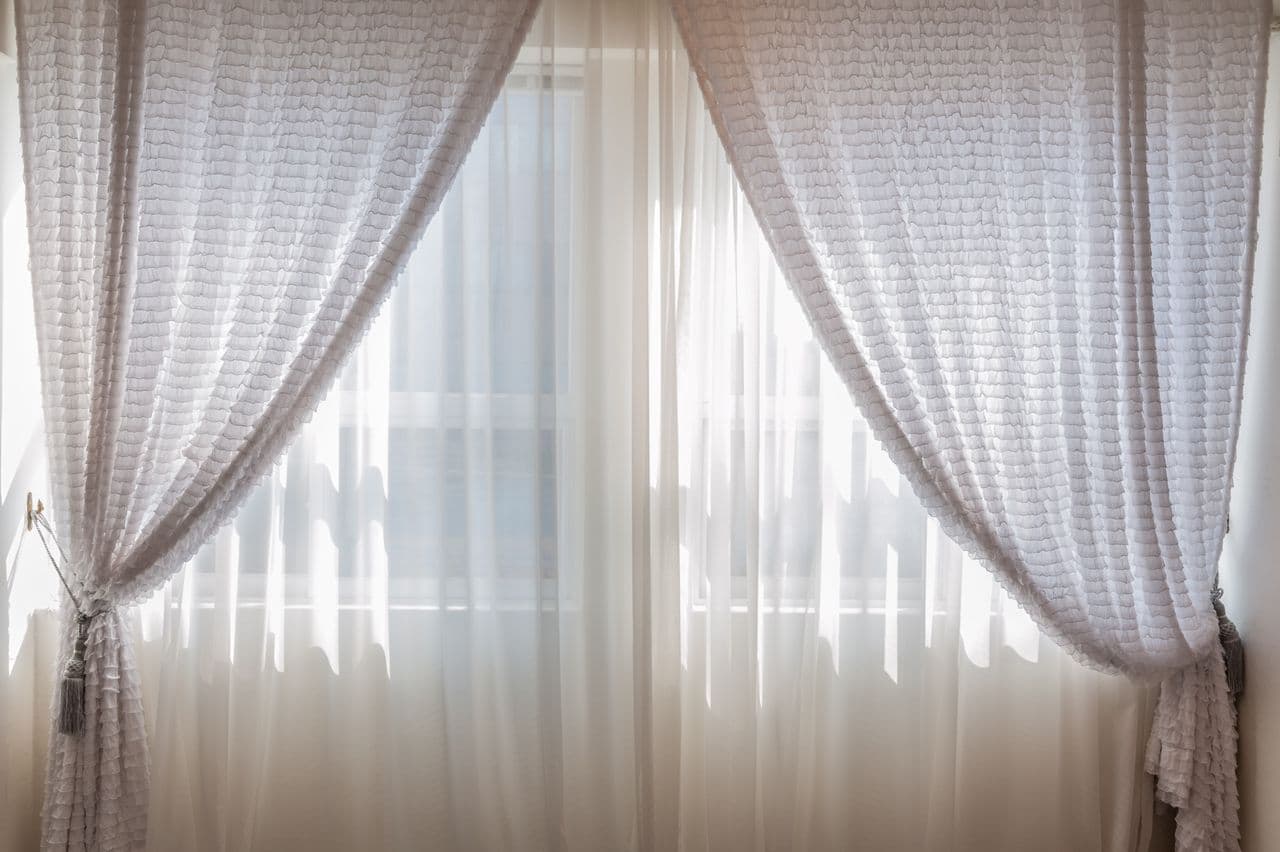 No-Drill vs Adhesive Curtain Brackets
