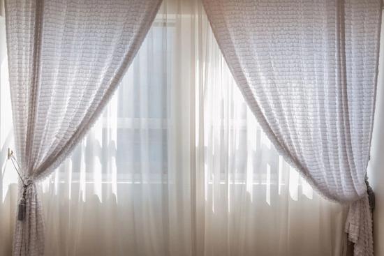 No-Drill vs Adhesive Curtain Brackets