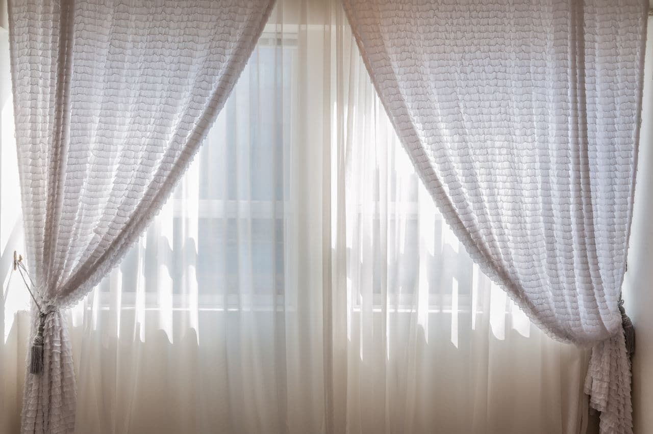 No-Drill vs Adhesive Curtain Brackets