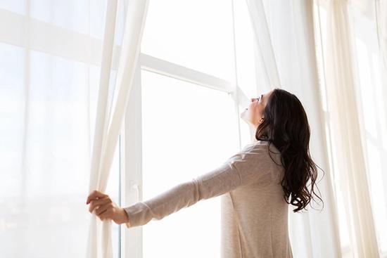 How to Pick the Right Curtain Rod Color