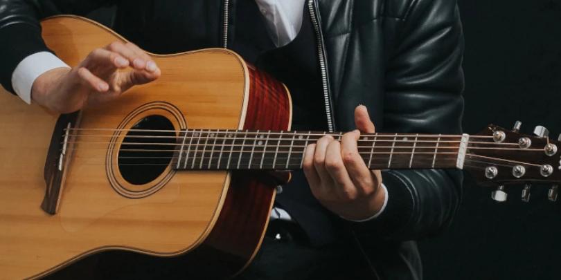 Como tocar arpejos no violão: guia para iniciantes