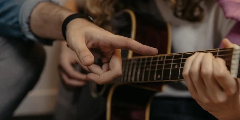 Como memorizar acordes de violão: dicas e truques para iniciantes