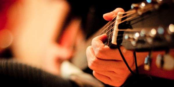 A chave fundamental para aprender violão: A arte de praticar