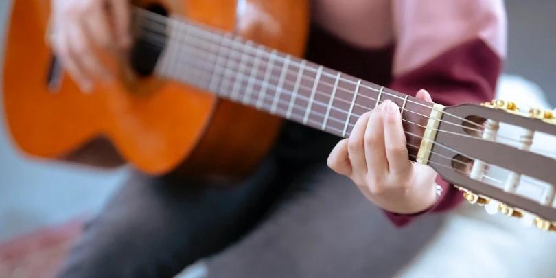 Como melhorar sua precisão ao tocar no violão: dicas para iniciantes