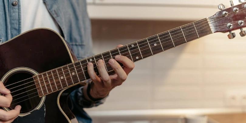 Como treinar seus dedos para tocar violão: exercícios para iniciantes