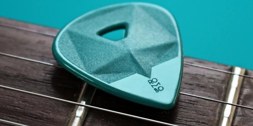 Como tocar com palheta no violão: técnicas para iniciantes