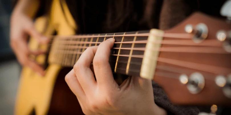 Como tocar riffs de guitarra no violão: guia para iniciantes