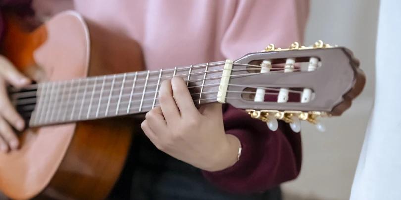 Como tocar acordes suspensos no violão: guia para iniciantes