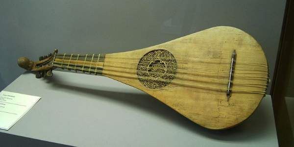 Uma jornada através da história do violão acústico: das origens medievais ao surgimento do violão elétrico