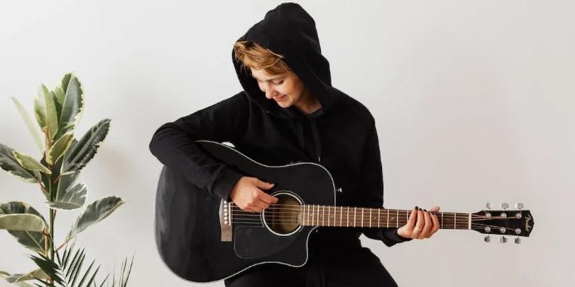 Como tocar solos de guitarra no violão: técnicas para iniciantes