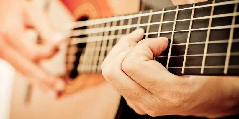 Como usar o dedo indicador para tocar violão: guia para iniciantes