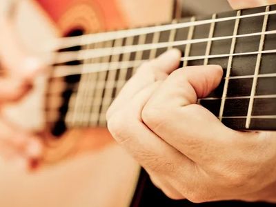 Como usar o dedo indicador para tocar violão: guia para iniciantes