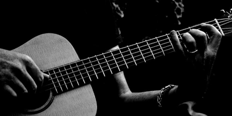 Como tocar acordes maiores e menores no violão: guia prático para iniciantes
