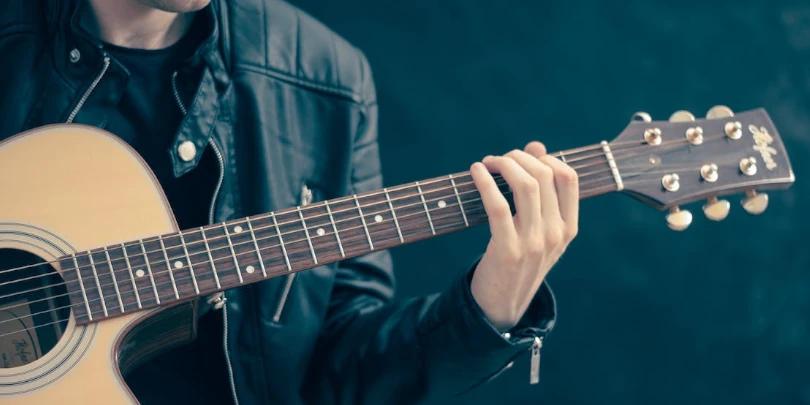Porque você deveria aprender Violão Acústico antes da Guitarra Elétrica
