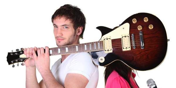 Como praticar violão efetivamente: a importância de atitudes humildes e profissionais