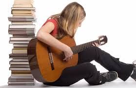 livros mulher tocando violao