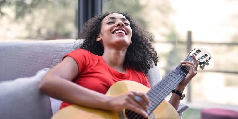 Guia completo para iniciantes em violão acústico: Aprenda a tocar como um profissional