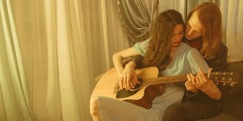 Explorando a versatilidade do violão acústico: da música clássica ao bluegrass