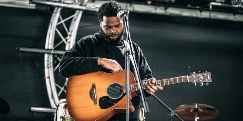 Como tocar o violão em pé: técnicas para iniciantes