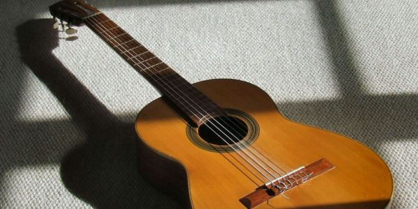 Guia completo: Como escolher a melhor vídeo-aula de violão para o seu estilo de música