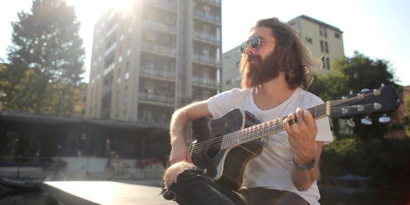 5 erros comuns que iniciantes em violão cometem e como evitá-los
