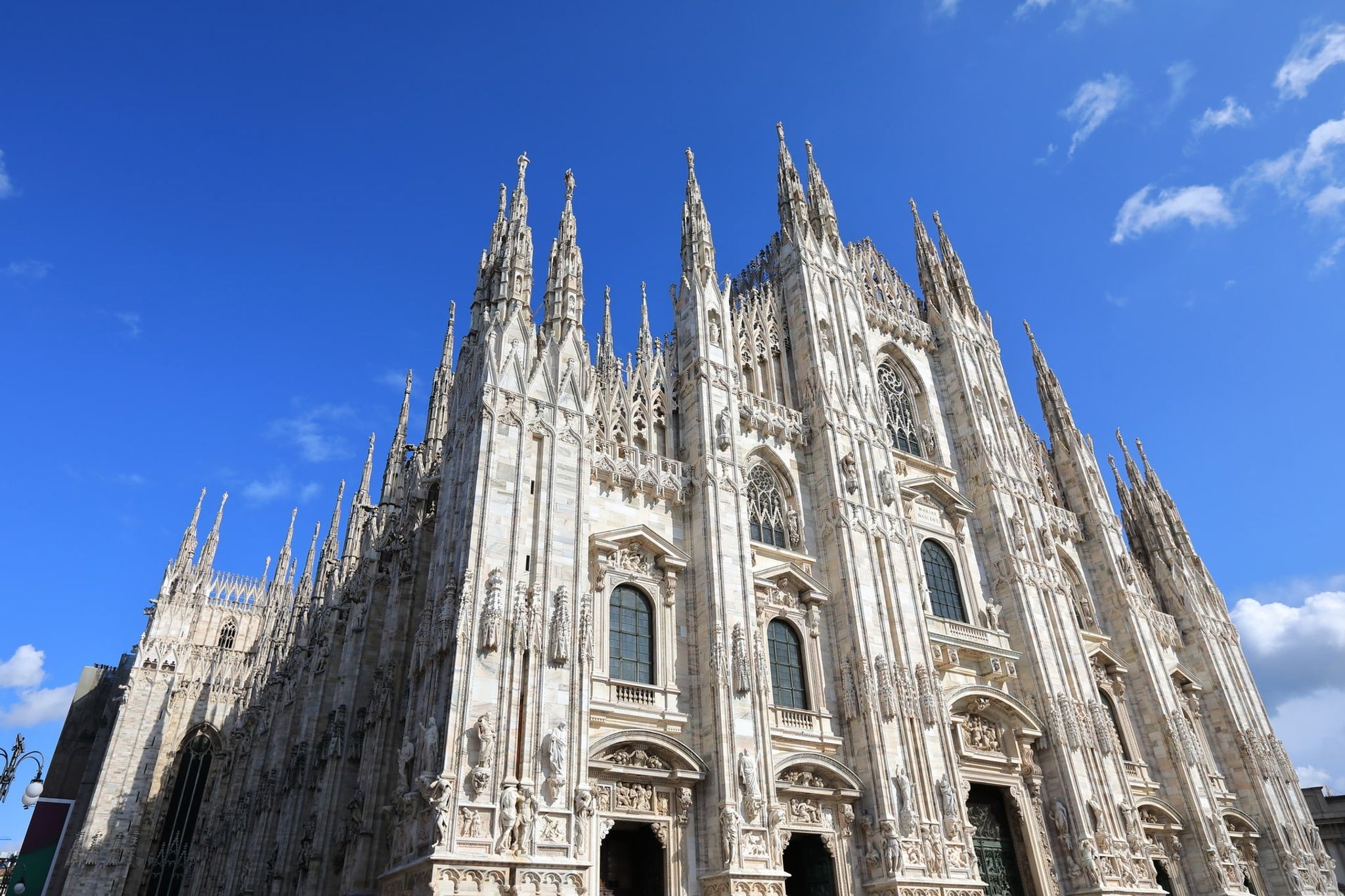 Veduta del Duomo di Milano al tramonto, simbolo della città e tappa imperdibile di un weekend culturale a Milano partendo dall’Opificio B&B Apartments.