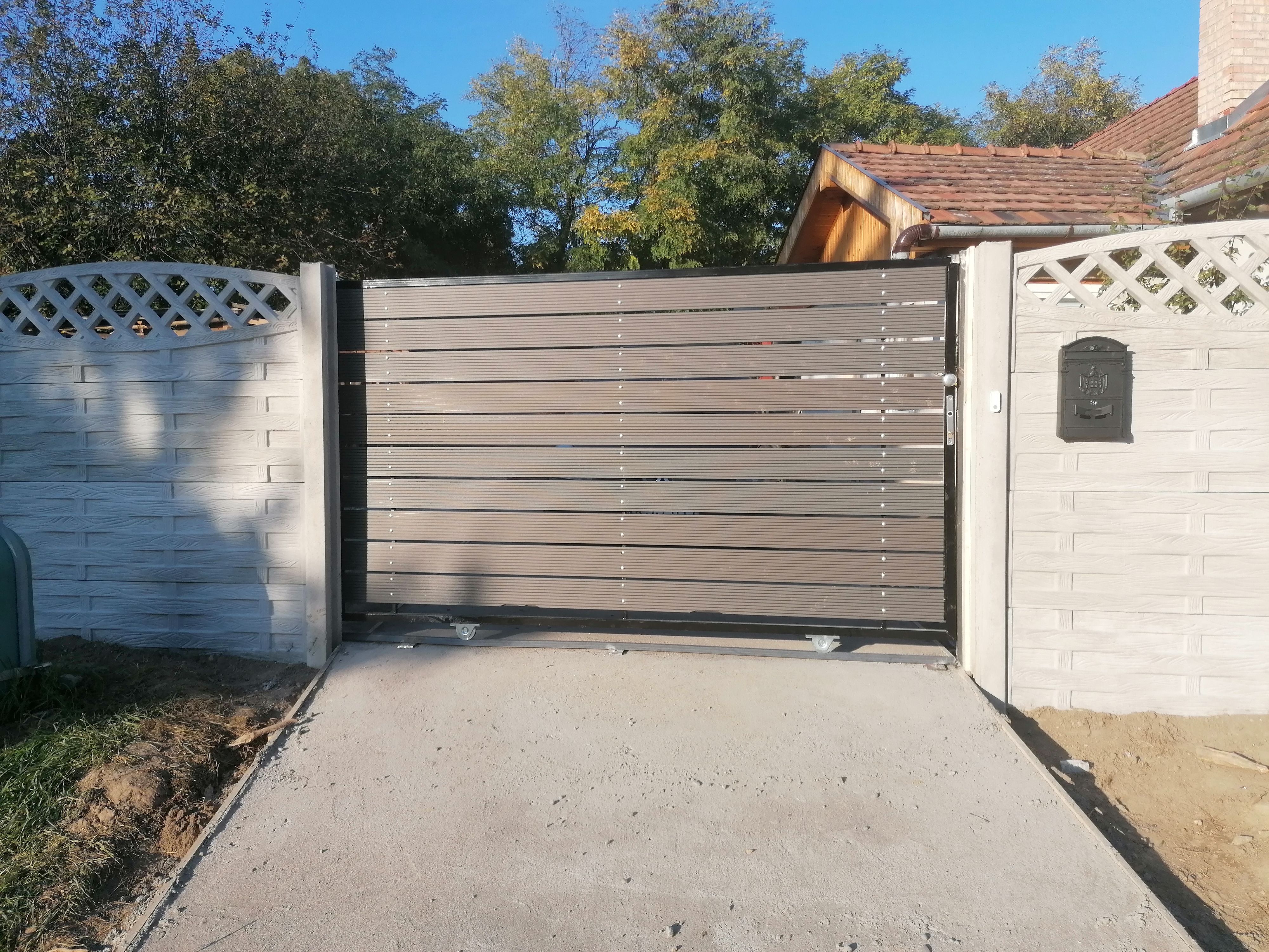 Vállalunk már meglévőkapuk automatizálását , valamint készítünk úszó, toló, kétszárnyú kapukat, melyekhez egyedi árajánlatot adunk.