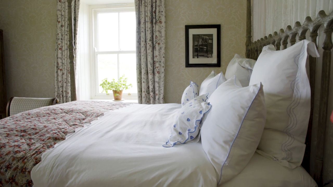 North farm walkthrough: the four-poster room